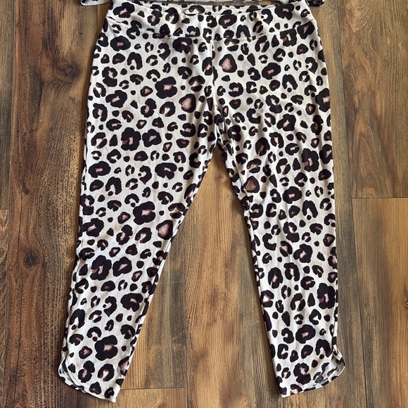 Cheetah Lounge Set - Picture 4 of 10